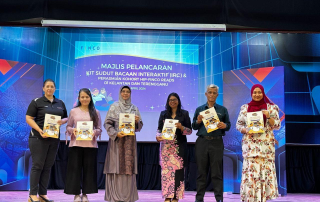 Left to right: FINCO Chief Executive Officer, Clare Walker; CIMB Group Head of Corporate Responsibility, Rositah Mariam Sulaiman; Daily School Management Division (BPSH) Deputy Director of Learning Management Sector, Dr. Hajah Rahimah binti Adam; ELTC Head of Department Documentation and Publication, Dr. Sheila Adelina Ramasamy; Kelantan State Education Department English Language Officer, Hj. Mohd Pathiuddin Bin Mat Zain; Terengganu State Education Department English Language Officer, Fauzan Izzati Binti Roselan.
